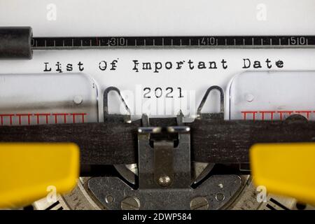 Liste des jours importants 2021 écrit sur une ancienne machine à écrire Banque D'Images