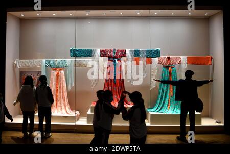 Haikou, province chinoise de Hainan. 23 décembre 2020. Les gens visitent une exposition au Musée Hainan à Haikou, dans la province de Hainan, au sud de la Chine, le 23 décembre 2020. L'exposition présente plus de 100 œuvres d'art des grottes de Dunhuang dans la province de Gansu, dans le nord-ouest de la Chine. Credit: Guo Cheng/Xinhua/Alamy Live News Banque D'Images