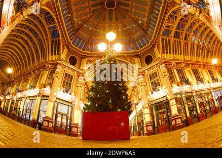 Londres, Royaume-Uni. - 20 décembre 2020 : image grand angle du dôme central du marché de Leadenhall dans la ville de Londres, conçu par Horace Jones et datant de la fin du C.19, décoré pour la saison de fête de Noël 2020. Banque D'Images