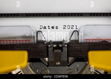 Dates 2021 écrit sur une ancienne machine à écrire Banque D'Images