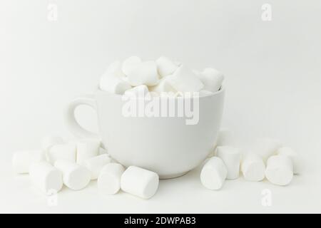 Guimauve dans la tasse sur fond blanc Banque D'Images