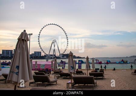 La plus grande roue de ferris du monde Ain Dubai, située dans les eaux bleues près de Meraas à Dubaï, aux Émirats Arabes Unis Banque D'Images