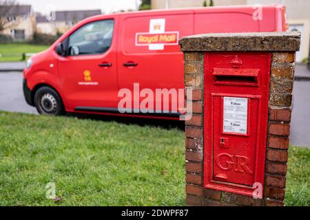 Boîte aux lettres rouge vintage pour lettres et Royal Mail van, compagnie britannique de courrier et de service postal Banque D'Images