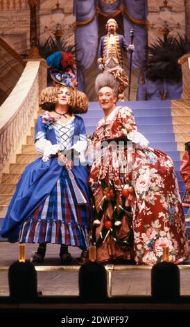 l-r: Derek Newark (Gloria), Robert Stephens (euphorie) à CENDRILLON au Lyttelton Theatre, National Theatre (NT) Londres 15/12/1983 Set design: William Dudley costumes: Deirdre Clancy éclairage: William Bundy chorégraphie: David Toguri réalisateur: Bill Bryden Banque D'Images