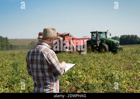L'agronome enregistre les données sur la récolte. Image agricole Banque D'Images