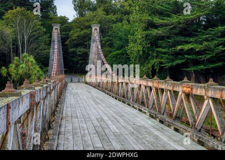 Le pont suspendu Clifden de 1899 enjambant la rivière Waiau, Île du Sud, Nouvelle-Zélande. Conçu par C. H. Howarth. Catégorie I lieu historique. Banque D'Images