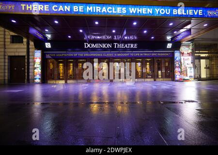 Londres, Royaume-Uni. - 21 décembre 2020 : devant du Dominion Theatre sur Tottenham court Road, fermé en raison de restrictions liées au coronavirus quelques jours avant Noël. Banque D'Images