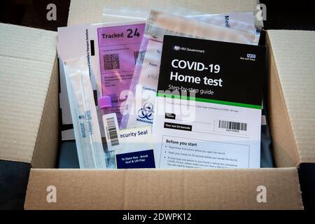 Test Covid 19 du coronavirus par courrier délivré par Amazon en boîte, Royaume-Uni pour les enfants du secondaire Banque D'Images