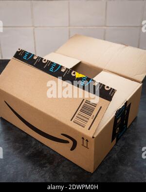 Test Covid 19 du coronavirus par courrier délivré par Amazon en boîte, Royaume-Uni pour les enfants du secondaire Banque D'Images