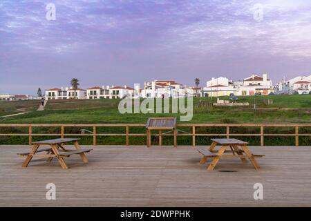 Porto Covo, Portugal - 20 décembre 2020 : le point de vue pittoresque sur la côte de l'Alentejo avec la ville de Porto Covo au coucher du soleil Banque D'Images