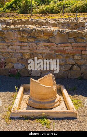 Grosseto, Italie - 4 septembre 2020. Les ruines d'une base de colonnes à Roselle ou Rusellae, une ancienne ville étrusque et romaine en Toscane Banque D'Images