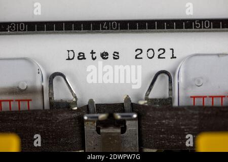Dates 2021 écrit sur une ancienne machine à écrire Banque D'Images