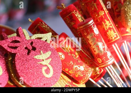 Un gros plan de décorations chinoises rouges du nouvel an sur stic. Fond d'écran Banque D'Images