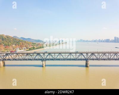 Vue aérienne du pont du fleuve Qiantang à Hangzhou, en Chine. Banque D'Images