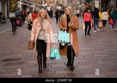 Glasgow, Écosse, Royaume-Uni. 23 décembre 2020. Les amateurs de shopping sont nombreux dans le centre-ville de Glasgow, avec 2 jours de shopping pour se faire du brouillard jusqu'à Noël, puis le début d'un verrouillage strict peut-être long. Iain Masterton/Alay Live News. Banque D'Images