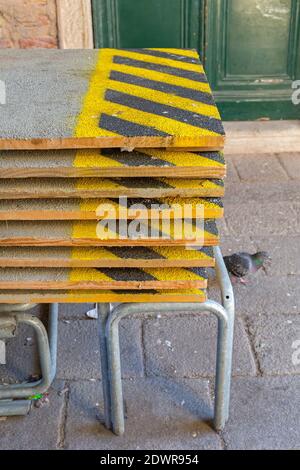 Plates-formes de passerelles surélevées prêtes pour les inondations à Venise Banque D'Images