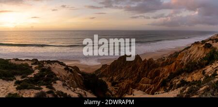 Vue panoramique sur la plage de Praia da Gale La côte de l'Alentejo au Portugal Banque D'Images