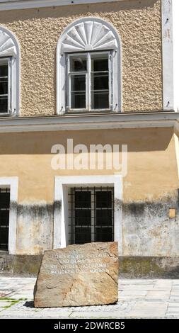 Hitlerhaus mit Gedenkstein, Geburtshaus von Adolf Hitler dans Braunau am Inn OÖ Banque D'Images