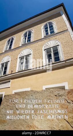 Hitlerhaus mit Gedenkstein, Geburtshaus von Adolf Hitler dans Braunau am Inn OÖ Banque D'Images