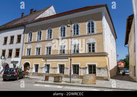 Hitlerhaus mit Gedenkstein, Geburtshaus von Adolf Hitler dans Braunau am Inn OÖ Banque D'Images