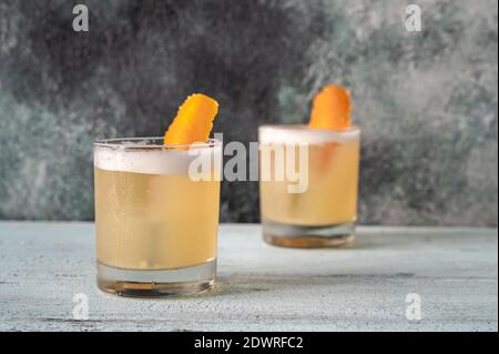 Deux verres de cocktail de whisky aigre gros plan Banque D'Images