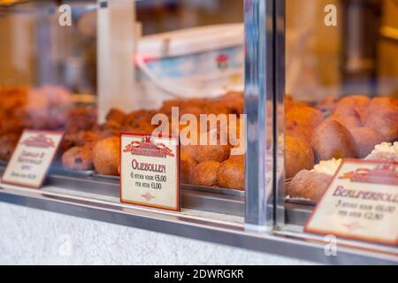 Traditionnel néerlandais oliebollen (traduit: Boules de pâte frite) , typiquement servi autour du nouvel an aux pays-Bas Banque D'Images