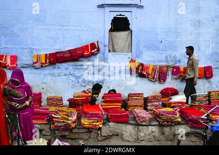 Jodhpur, Rajasthan, Inde - décembre, 2016: Personnes vendant des sarees, des tissus colorés et d'autres tissus et d'autres tissus indiens sur la marque de rue Banque D'Images