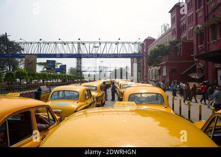 Kolkata, Inde - mars 2014 : taxis rétro jaune Calcutta traditionnels sur le parking près de la gare de Howrah. Attention sélective sur le panneau de taxi. Banque D'Images