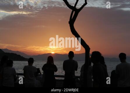 Hong Kong, Chine. 30 avril 2020. La photo montre une vue au coucher du soleil à Hong Kong, dans le sud de la Chine, le 30 avril 2020. Credit: Li Gang/Xinhua/Alay Live News Banque D'Images