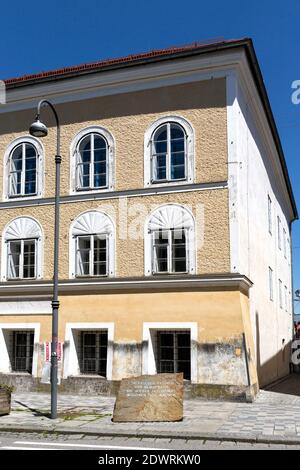 Hitlerhaus mit Gedenkstein, Geburtshaus von Adolf Hitler dans Braunau am Inn OÖ Banque D'Images