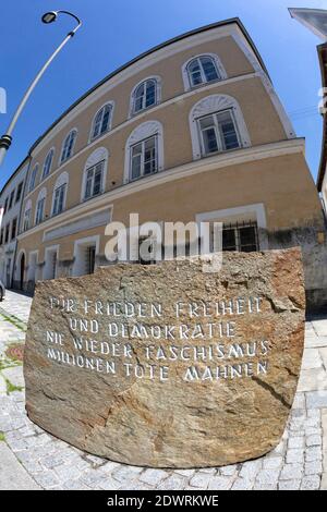 Hitlerhaus mit Gedenkstein, Geburtshaus von Adolf Hitler dans Braunau am Inn OÖ Banque D'Images