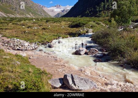 La confluence de deux rivières dans une zone montagneuse. Eau sale et propre. Magnifique paysage de montagne. Banque D'Images