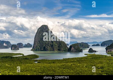 Belle vue aérienne de la baie de Samed Nang Chee à Phang Nga, en Thaïlande, lors d'une journée ensoleillée et lumineuse avec des nuages de wihte Banque D'Images