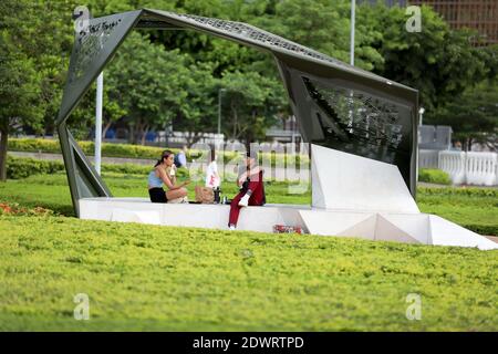 Hong Kong, Chine. 15 juillet 2020. Les gens se reposent dans un parc à Hong Kong, dans le sud de la Chine, le 15 juillet 2020. Credit: Wu Xiaochu/Xinhua/Alay Live News Banque D'Images