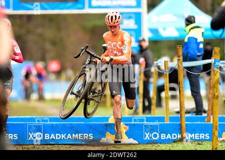 HERENTALS, BELGIQUE - DÉCEMBRE 23: Marianne vos pendant la Women Elite Cyclocross Herentals Crosst le 23 décembre 2020 à Herentals, Belgique (photo par Banque D'Images