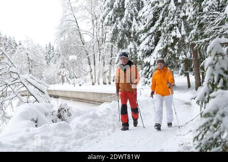 couple aîné sur l'exercice de marche nordique dans la nature vintry Banque D'Images