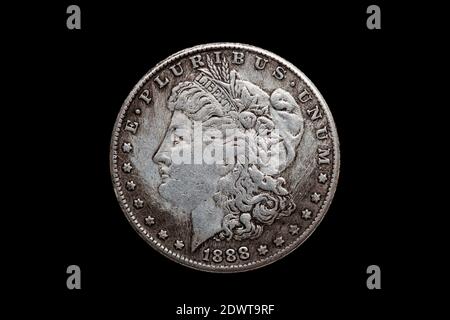 USA One Dollar Morgan Silver coin réplique datée de 1880 avec une image portrait de Liberty sur l'arrière-plan découpé et isolé sur un fond noir, stock Banque D'Images