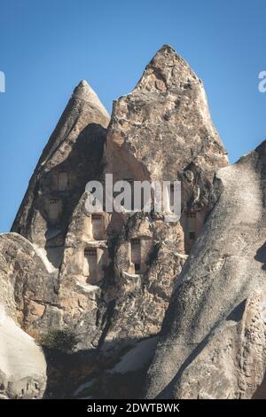 Grottes dans les montagnes pierreuses de Cappadoce, Turquie Banque D'Images