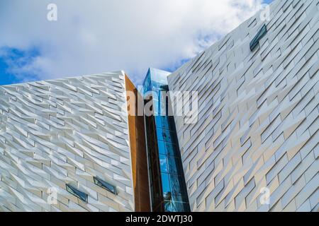 Détail de la façade du Titanic Belfast dans la ville Quartier Titanic Banque D'Images