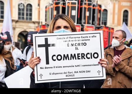 Rome, Italie. 23 décembre 2020. Les travailleurs autonomes et les propriétaires de restaurants protestent à Rome. La manifestation est contre le couvre-feu imposé en Italie pour contenir la pandémie de Covid-19 et pour demander le soutien économique du gouvernement. Crédit : LSF photo/Alamy Live News Banque D'Images