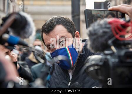 Rome, Italie. 23 décembre 2020. Les travailleurs autonomes et les propriétaires de restaurants protestent à Rome. La manifestation est contre le couvre-feu imposé en Italie pour contenir la pandémie de Covid-19 et pour demander le soutien économique du gouvernement. Crédit : LSF photo/Alamy Live News Banque D'Images