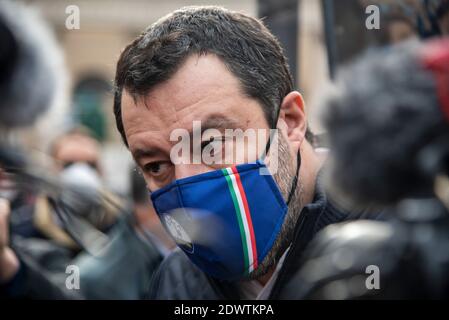 Rome, Italie. 23 décembre 2020. Les travailleurs autonomes et les propriétaires de restaurants protestent à Rome. La manifestation est contre le couvre-feu imposé en Italie pour contenir la pandémie de Covid-19 et pour demander le soutien économique du gouvernement. Crédit : LSF photo/Alamy Live News Banque D'Images