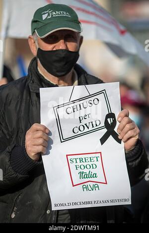 Rome, Italie. 23 décembre 2020. Les travailleurs autonomes et les propriétaires de restaurants protestent à Rome. La manifestation est contre le couvre-feu imposé en Italie pour contenir la pandémie de Covid-19 et pour demander le soutien économique du gouvernement. Crédit : LSF photo/Alamy Live News Banque D'Images