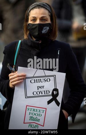 Rome, Italie. 23 décembre 2020. Les travailleurs autonomes et les propriétaires de restaurants protestent à Rome. La manifestation est contre le couvre-feu imposé en Italie pour contenir la pandémie de Covid-19 et pour demander le soutien économique du gouvernement. Crédit : LSF photo/Alamy Live News Banque D'Images