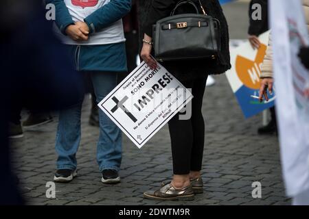 Rome, Italie. 23 décembre 2020. Les travailleurs autonomes et les propriétaires de restaurants protestent à Rome. La manifestation est contre le couvre-feu imposé en Italie pour contenir la pandémie de Covid-19 et pour demander le soutien économique du gouvernement. Crédit : LSF photo/Alamy Live News Banque D'Images