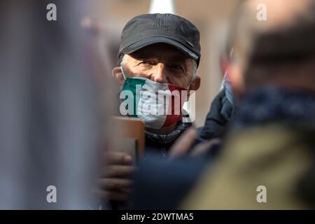 Rome, Italie. 23 décembre 2020. Les travailleurs autonomes et les propriétaires de restaurants protestent à Rome. La manifestation est contre le couvre-feu imposé en Italie pour contenir la pandémie de Covid-19 et pour demander le soutien économique du gouvernement. Crédit : LSF photo/Alamy Live News Banque D'Images