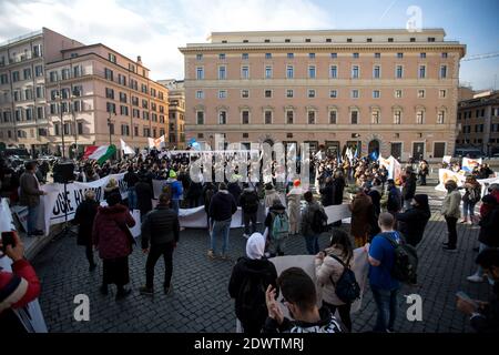 Rome, Italie. 23 décembre 2020. Les travailleurs autonomes et les propriétaires de restaurants protestent à Rome. La manifestation est contre le couvre-feu imposé en Italie pour contenir la pandémie de Covid-19 et pour demander le soutien économique du gouvernement. Crédit : LSF photo/Alamy Live News Banque D'Images