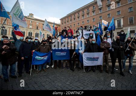 Rome, Italie. 23 décembre 2020. Les travailleurs autonomes et les propriétaires de restaurants protestent à Rome. La manifestation est contre le couvre-feu imposé en Italie pour contenir la pandémie de Covid-19 et pour demander le soutien économique du gouvernement. Crédit : LSF photo/Alamy Live News Banque D'Images