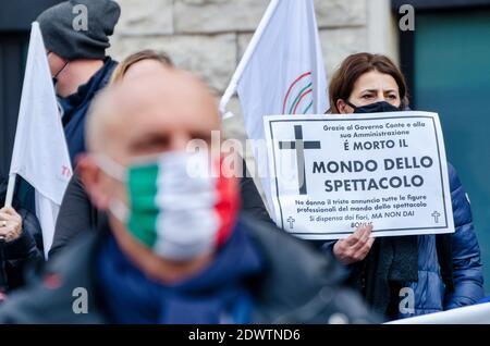 Rome, Italie. 23 décembre 2020. Les travailleurs autonomes et les propriétaires de restaurants protestent à Rome. La manifestation est contre le couvre-feu imposé en Italie pour contenir la pandémie de Covid-19 et pour demander le soutien économique du gouvernement. Crédit : LSF photo/Alamy Live News Banque D'Images