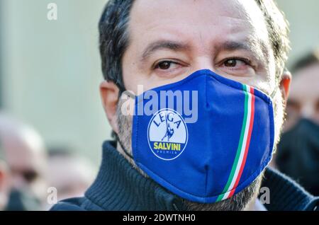 Rome, Italie. 23 décembre 2020. Les travailleurs autonomes et les propriétaires de restaurants protestent à Rome. La manifestation est contre le couvre-feu imposé en Italie pour contenir la pandémie de Covid-19 et pour demander le soutien économique du gouvernement. Crédit : LSF photo/Alamy Live News Banque D'Images